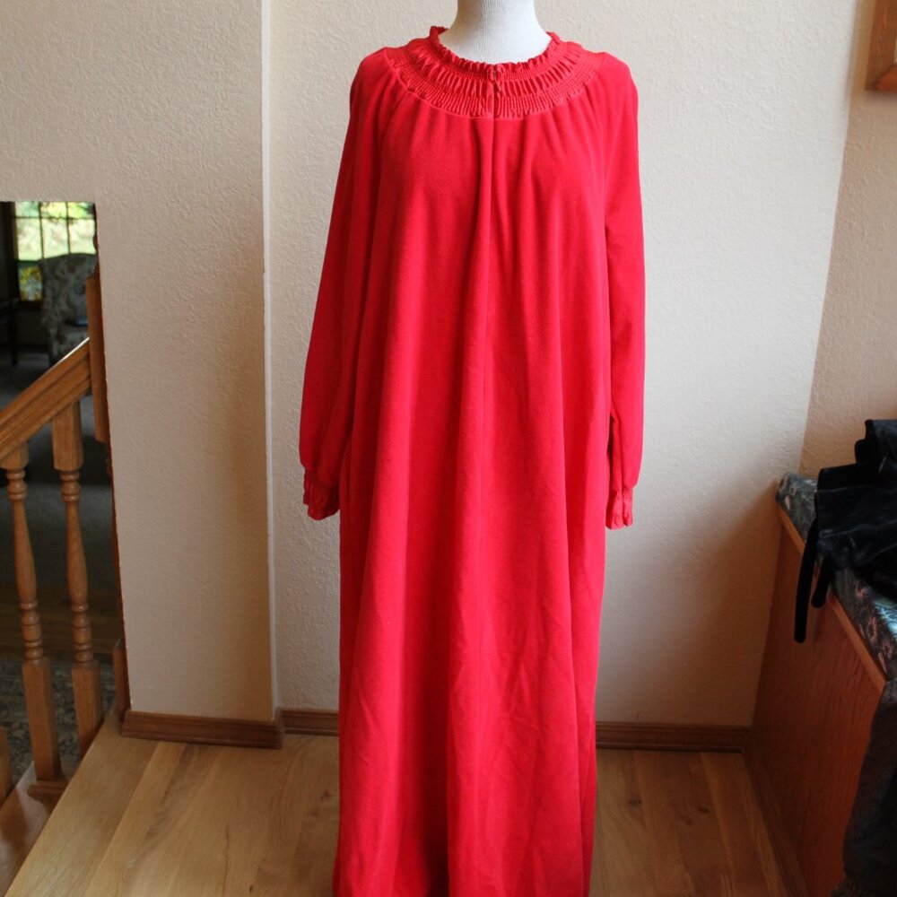 Vintage 80’s Vanity Fair Red Velour Nightgown Half Zip Robe/Gown Size L Pockets